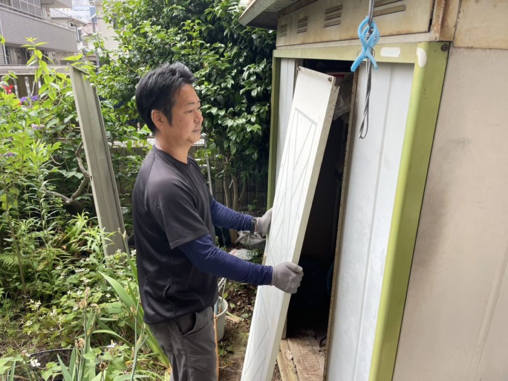 物置の解体回収作業の様子