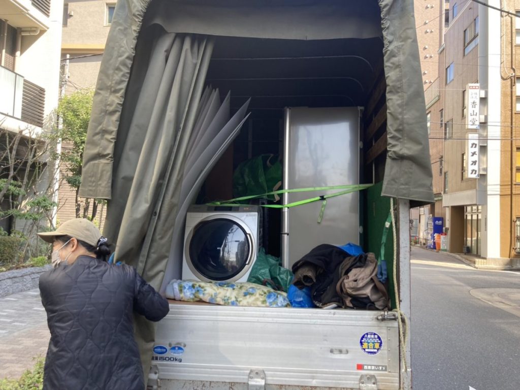 中央区マンション不用品回収２トントラック